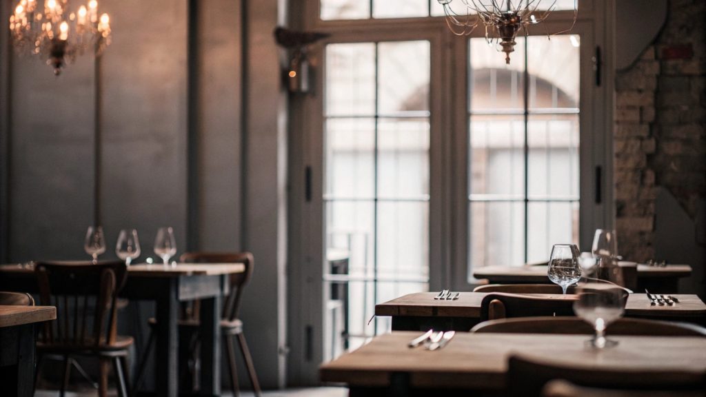 Ambiente acolhedor de restaurante italiano em Vila Franca do Campo