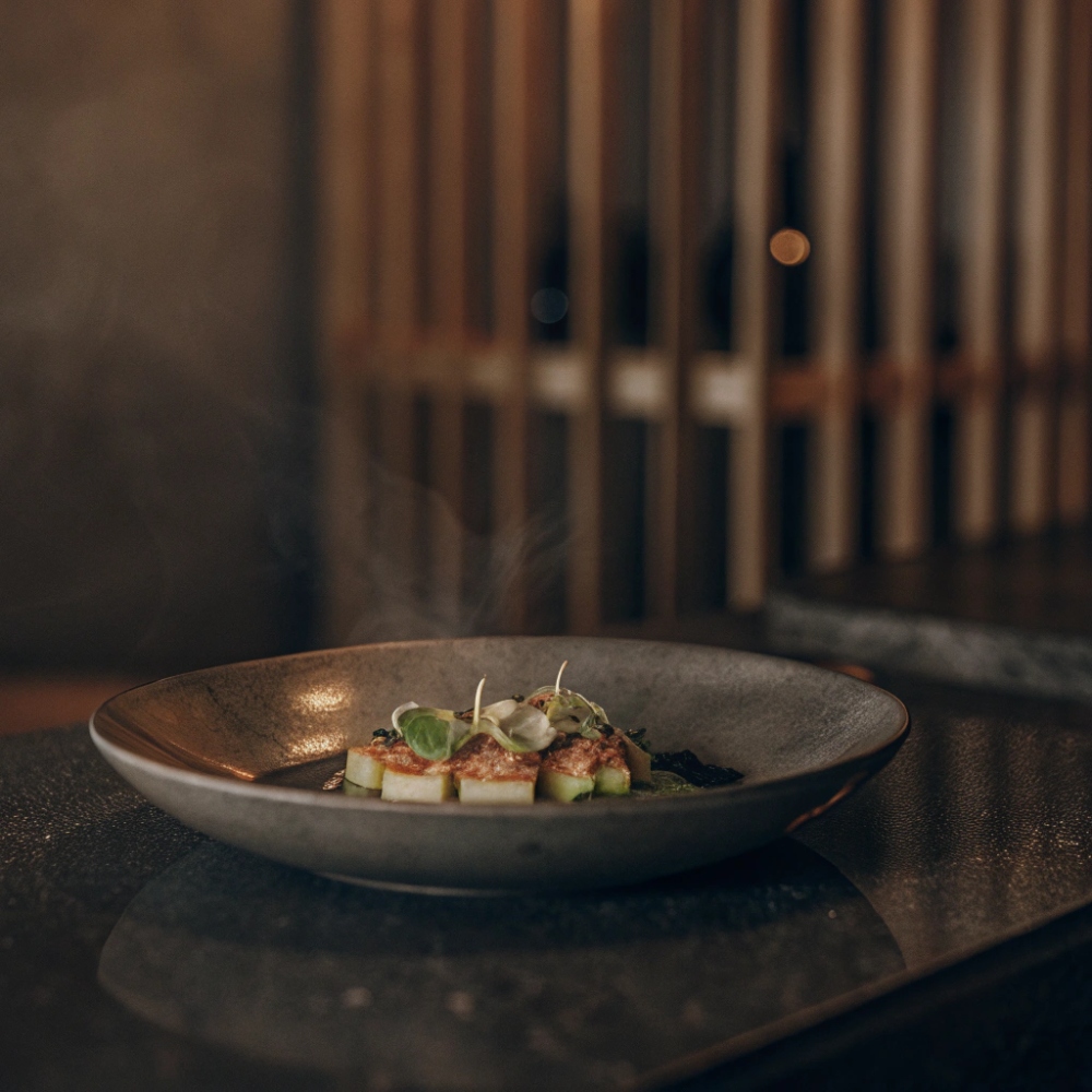 Prato contemporâneo com ingredientes frescos que representam os sabores do mercado da vila