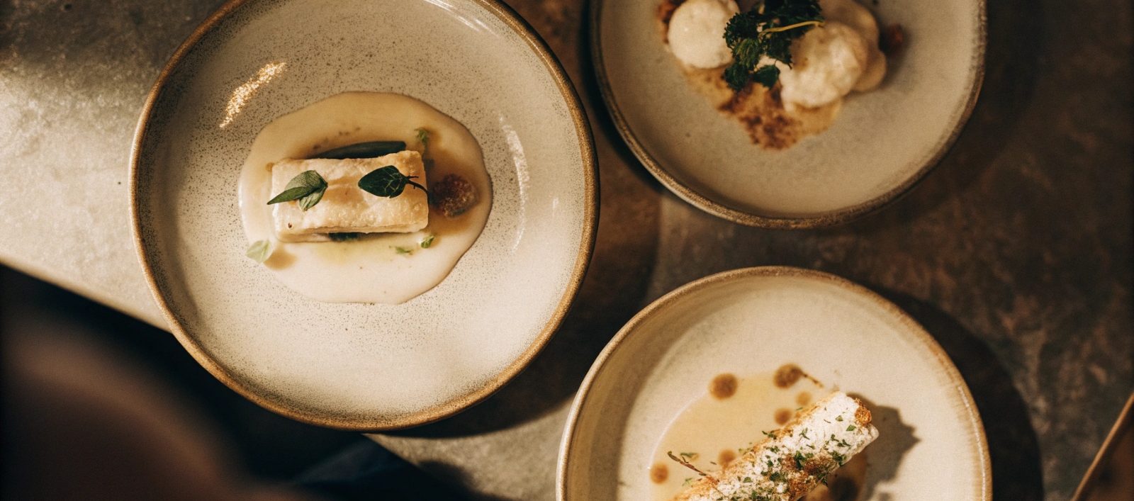 Composição gastronómica contemporânea que representa a experiência e o conceito do mercado da vila