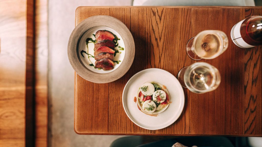 Fotografia gastronómica contemporânea com pratos elegantes que representam uma experiência autêntica à mesa